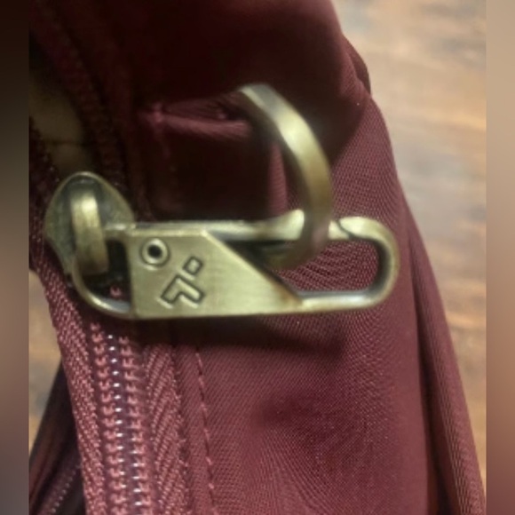 Travelon Women's crossbody bag purse Burgundy Red nylon zip excellent condition - Picture 6 of 9